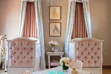 Immagine di una cameretta per neonata classica con pareti beige e moquette
