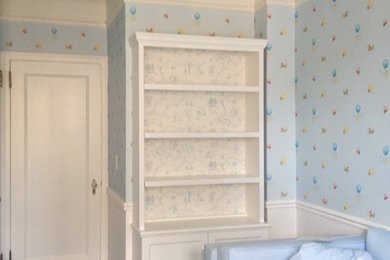 Imagen de habitación de bebé niño tradicional de tamaño medio con paredes azules y moqueta