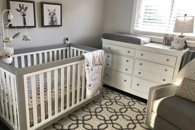Modelo de habitación de bebé neutra moderna con paredes grises