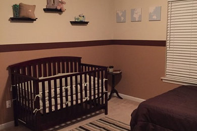 アトランタにある低価格の中くらいなシャビーシック調のおしゃれな赤ちゃん部屋 (茶色い壁、カーペット敷き、男の子用) の写真