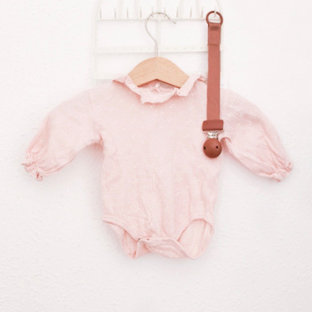 Immagine di una piccola cameretta per neonata nordica con pareti bianche, pavimento con piastrelle in ceramica e pavimento beige