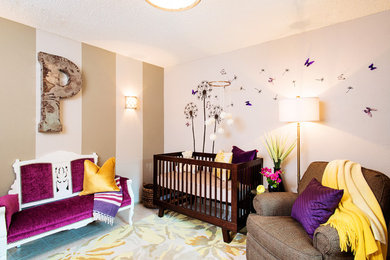 На фото: комната для малыша среднего размера в стиле фьюжн с бежевыми стенами для девочки