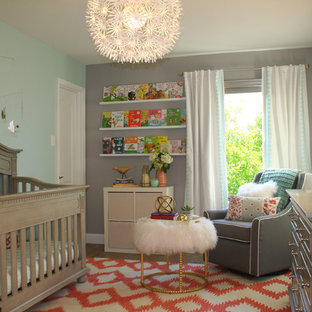 Mittelgroßes Eklektisches Babyzimmer mit grauer Wandfarbe und dunklem Holzboden in Austin