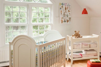 ミネアポリスにある低価格の中くらいなトラディショナルスタイルのおしゃれな赤ちゃん部屋 (白い壁、淡色無垢フローリング、男女兼用) の写真
