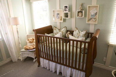 ダラスにある広いトランジショナルスタイルのおしゃれな赤ちゃん部屋 (緑の壁、カーペット敷き、男女兼用) の写真