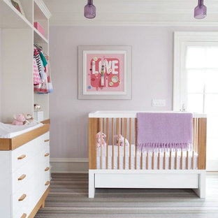 Klassisches Babyzimmer mit lila Wandfarbe, Teppichboden und grauem Boden in New York