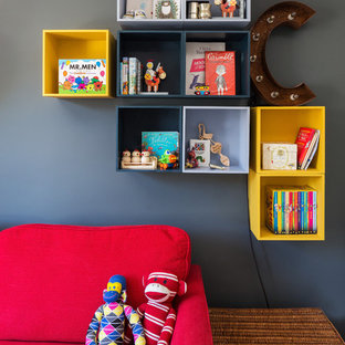 Mid-Century Babyzimmer mit grauer Wandfarbe in London