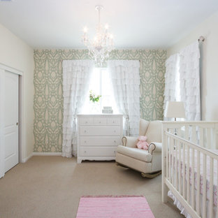 Klassisches Babyzimmer mit Teppichboden und beigem Boden in Orange County