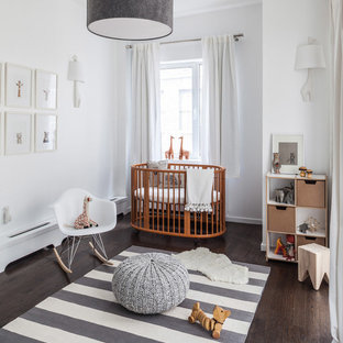 Foto de habitación de bebé neutra clásica renovada, de tamaño medio, con paredes blancas y suelo de madera oscura