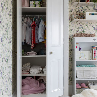 Klassisches Babyzimmer mit Teppichboden, bunten Wänden und beigem Boden in London