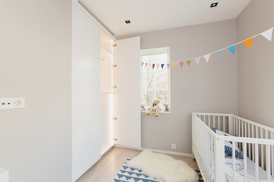 ストックホルムにあるコンテンポラリースタイルのおしゃれな赤ちゃん部屋の写真
