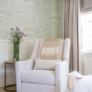 Exemple d'une chambre de bébé neutre chic de taille moyenne avec un mur blanc, un sol en bois clair, un sol beige, un plafond en poutres apparentes et boiseries.