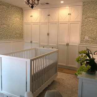 Idées déco pour une chambre de bébé neutre classique de taille moyenne avec un mur blanc, un sol en bois clair, un sol beige, un plafond en poutres apparentes et boiseries.