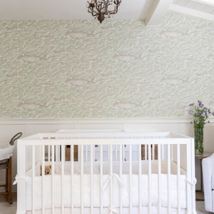 Idée de décoration pour une chambre de bébé neutre tradition de taille moyenne avec un mur blanc, un sol en bois clair, un sol beige, un plafond en poutres apparentes et boiseries.