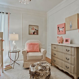 Klassisches Babyzimmer mit weißer Wandfarbe und braunem Holzboden in Dallas
