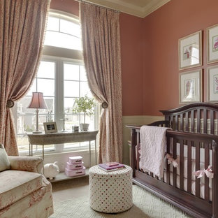 Mittelgroßes Klassisches Babyzimmer mit rosa Wandfarbe und Teppichboden in Kansas City