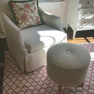 Idee per una cameretta per neonata american style con pareti rosa e pavimento in legno massello medio