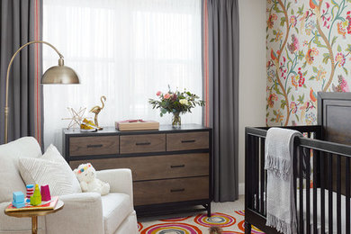 Foto de habitación de bebé niña moderna de tamaño medio con paredes multicolor, moqueta y suelo beige