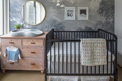 Foto de habitación de bebé neutra contemporánea grande con paredes multicolor, moqueta y suelo marrón