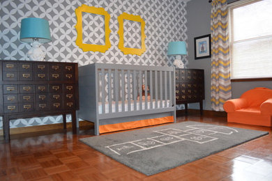 Пример оригинального дизайна: комната для малыша в современном стиле с серыми стенами для мальчика
