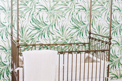 Mittelgroßes Klassisches Babyzimmer mit weißer Wandfarbe und Teppichboden in Raleigh