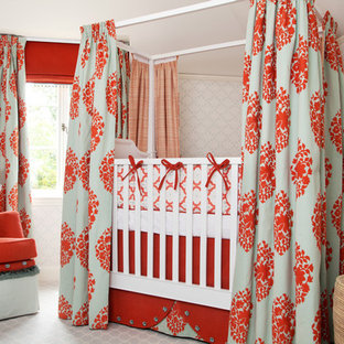 Ejemplo de habitación de bebé niña bohemia con moqueta y paredes multicolor