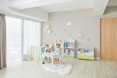 На фото: комната для малыша в стиле модернизм
