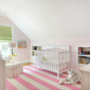 Ispirazione per una cameretta per neonata classica con pareti rosa e pavimento rosa