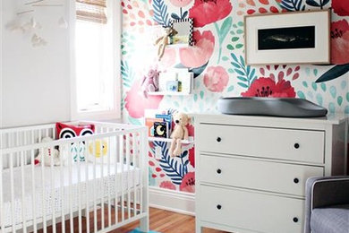 Пример оригинального дизайна: комната для малыша среднего размера в стиле модернизм с серыми стенами и светлым паркетным полом для девочки