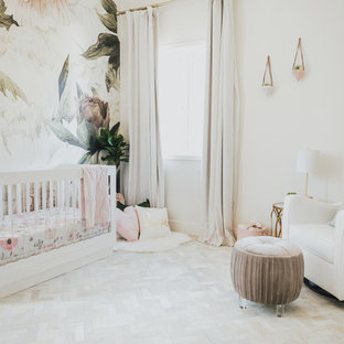 Kleines Klassisches Babyzimmer mit bunten Wänden und hellem Holzboden in Los Angeles