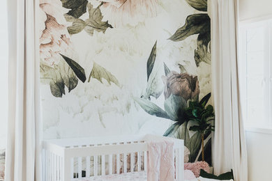 ロサンゼルスにある高級な小さなトランジショナルスタイルのおしゃれな赤ちゃん部屋 (淡色無垢フローリング、女の子用、マルチカラーの壁) の写真