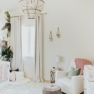 Modelo de habitación de bebé niña minimalista, pequeña, con paredes multicolor y suelo de madera clara