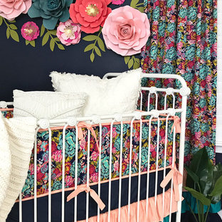 Foto di una piccola cameretta per neonata boho chic con pareti blu, pavimento in laminato e pavimento beige