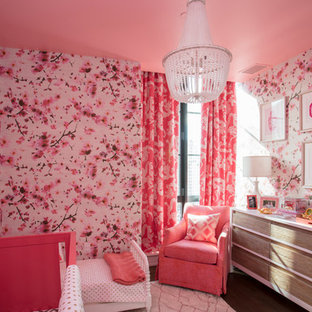 Ispirazione per una grande cameretta per neonata minimal con pareti multicolore, parquet scuro e pavimento marrone