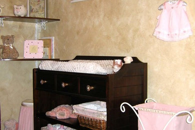 サクラメントにある高級な中くらいなヴィクトリアン調のおしゃれな赤ちゃん部屋の写真