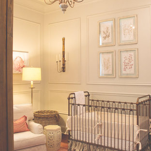 Mittelgroßes Klassisches Babyzimmer mit weißer Wandfarbe und Teppichboden in New Orleans