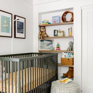 Inspiration pour une chambre de bébé marine avec un mur blanc, un sol en bois brun, un sol marron, un plafond en poutres apparentes et un plafond en lambris de bois.