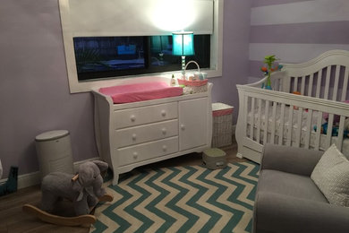 マイアミにあるお手頃価格の中くらいなコンテンポラリースタイルのおしゃれな赤ちゃん部屋 (紫の壁、淡色無垢フローリング、女の子用、茶色い床) の写真