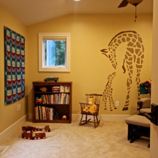 Esempio di una piccola cameretta per neonati neutra stile americano con pareti gialle, moquette e pavimento beige
