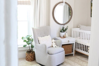 コロンバスにある低価格の小さな北欧スタイルのおしゃれな赤ちゃん部屋 (グレーの壁、カーペット敷き、男女兼用、ベージュの床) の写真