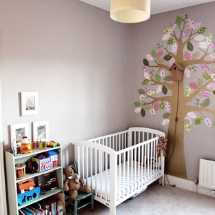 Immagine di una cameretta per neonata vittoriana di medie dimensioni con pareti multicolore, moquette e pavimento beige