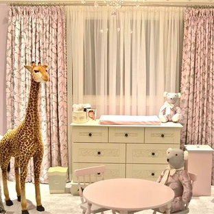 Imagen de habitación de bebé niña tradicional con paredes rosas