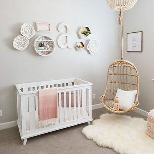 Immagine di una cameretta per neonata shabby-chic style di medie dimensioni con pareti grigie, moquette e pavimento beige