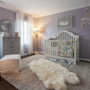 Ejemplo de habitación de bebé niña tradicional renovada, de tamaño medio, con paredes púrpuras y moqueta