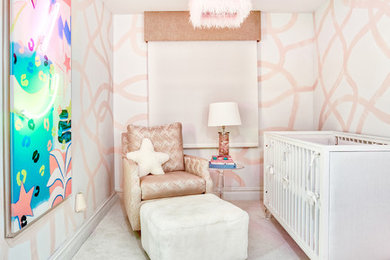 ニューヨークにある高級な小さなミッドセンチュリースタイルのおしゃれな赤ちゃん部屋 (マルチカラーの壁、カーペット敷き、女の子用、ベージュの床) の写真