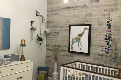 Diseño de habitación de bebé niño ecléctica de tamaño medio con paredes blancas y suelo de madera oscura