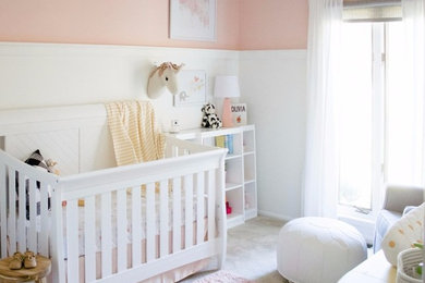 フィラデルフィアにあるお手頃価格の中くらいなトラディショナルスタイルのおしゃれな赤ちゃん部屋 (ピンクの壁、カーペット敷き、女の子用、ベージュの床) の写真