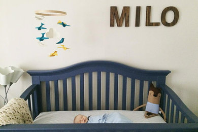 シアトルにある高級な小さなエクレクティックスタイルのおしゃれな赤ちゃん部屋 (白い壁、男の子用) の写真