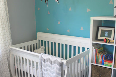 Foto de habitación de bebé niño minimalista pequeña con paredes grises y suelo de madera oscura