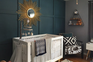 ニューヨークにあるお手頃価格の小さな北欧スタイルのおしゃれな赤ちゃん部屋 (グレーの壁、無垢フローリング、男の子用) の写真